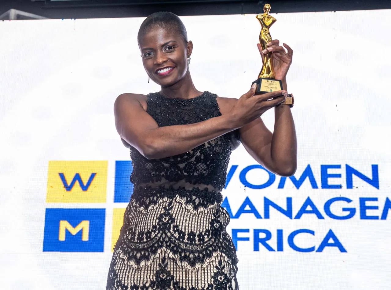 Jónia Presado receiving the Women in Management Africa award