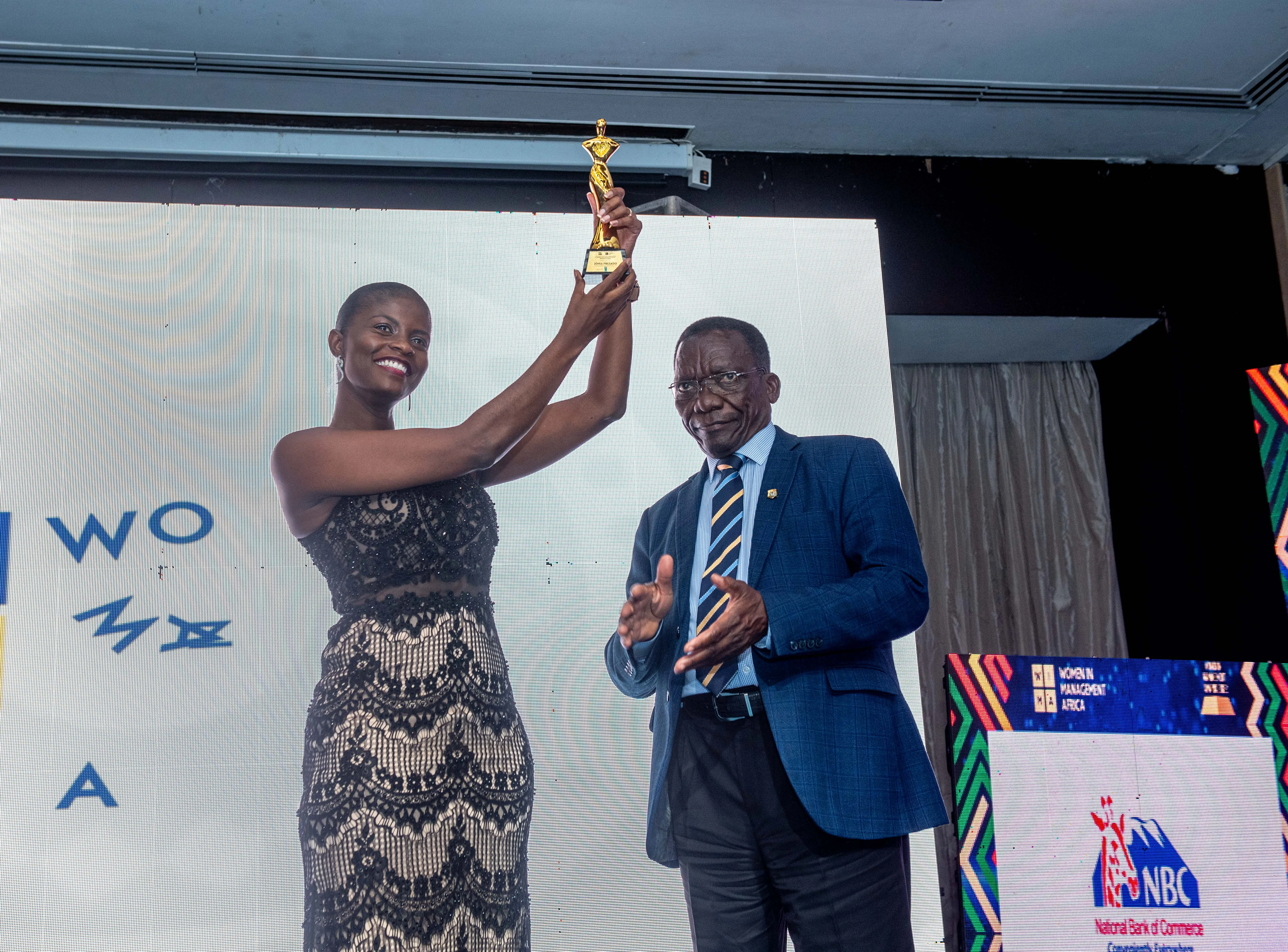 Jónia Presado and presenter raising WIMA trophy