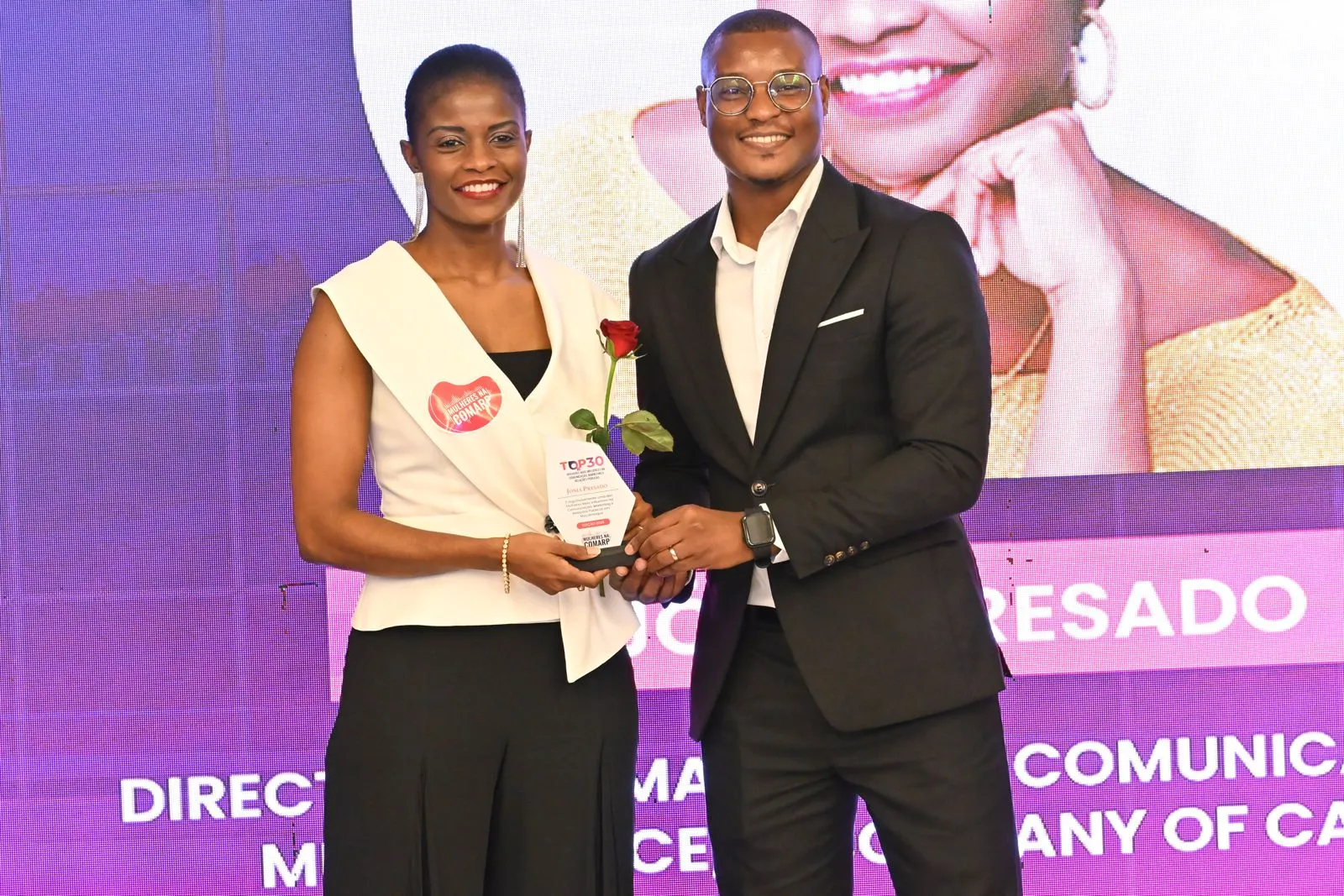 Jónia Presado receiving Top 30 COMARP award
